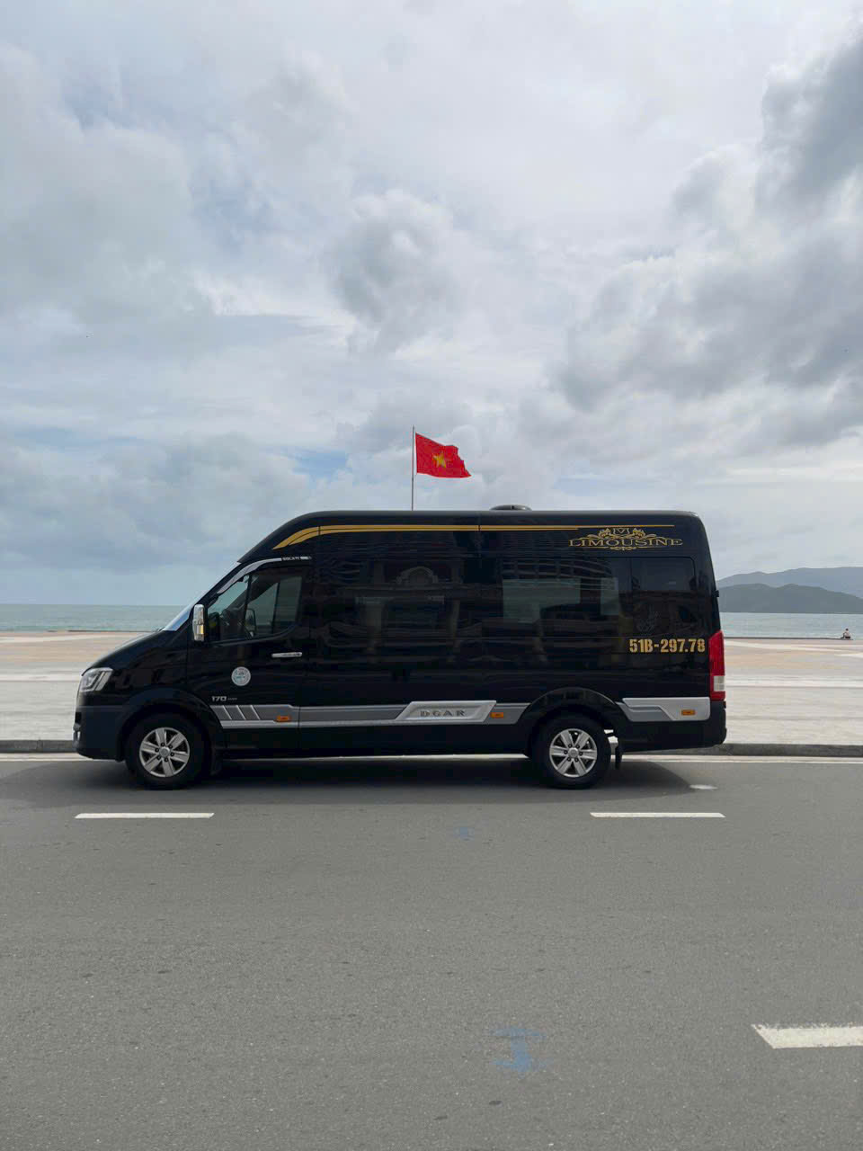 Xe du lịch limousine phục vụ khách đi tỉnh